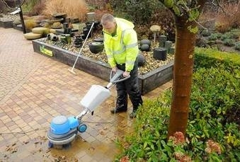 Comment nettoyer sa terrasse de manière écologique ?